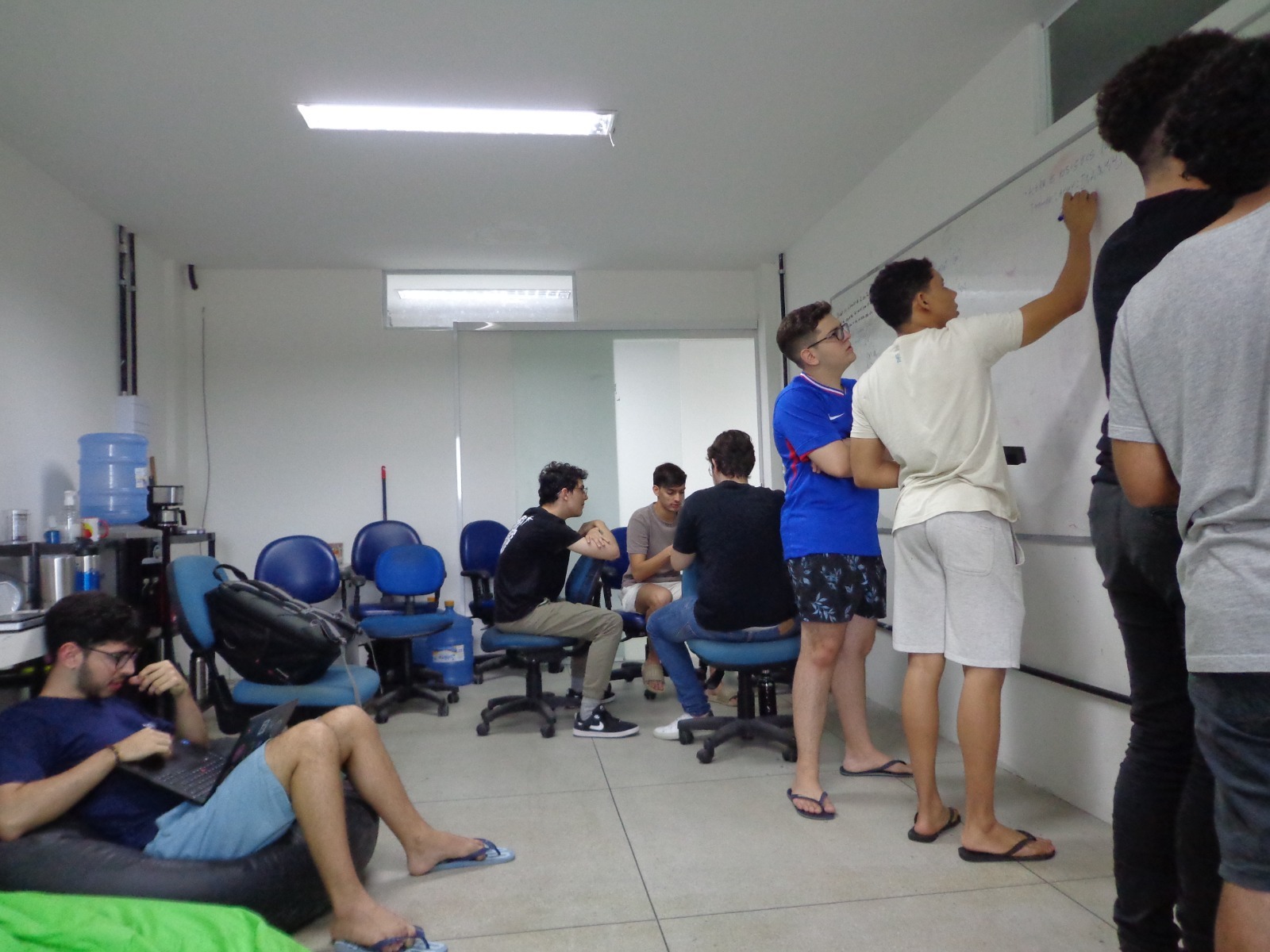 Estudantes do Trilha compartilhando conhecimento em sala